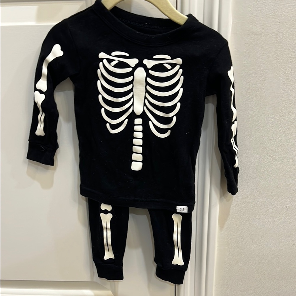 Black Skeleton baby Gap pajamas. Glow in the dark. Size 12-18M